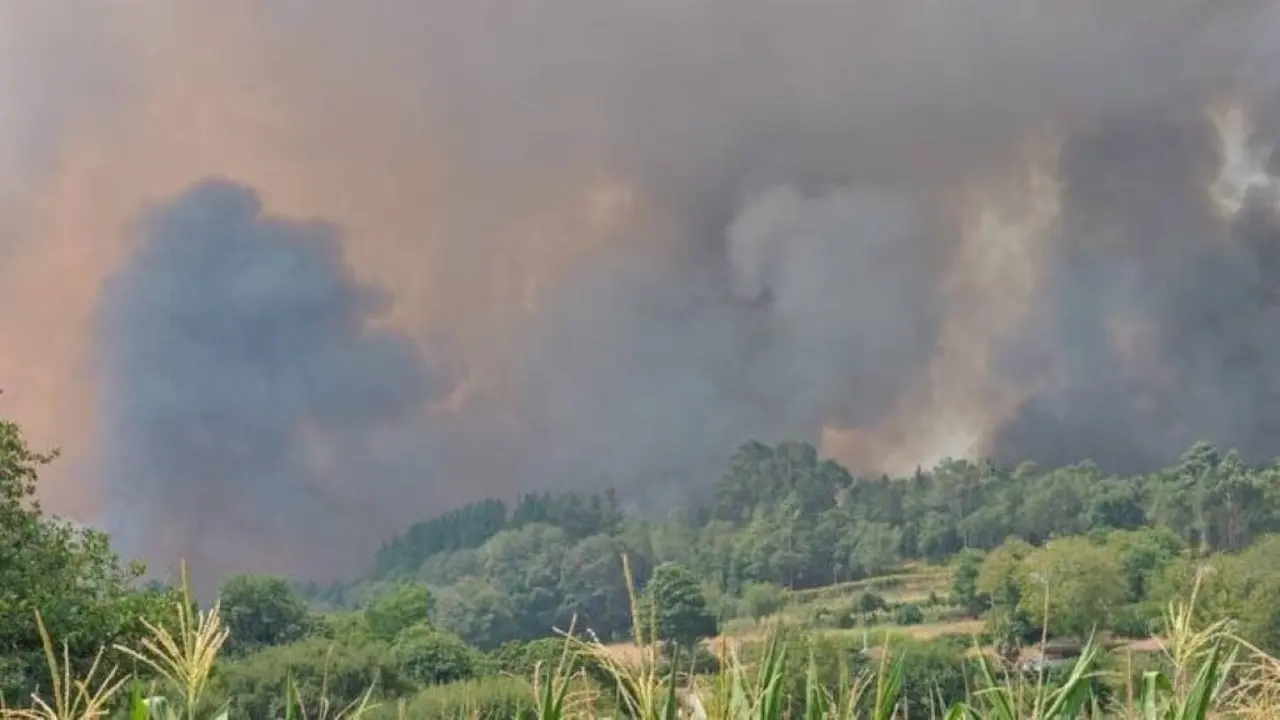 Incendio entre O Sexo e Val, en Agolada (O Deza). (Foto @lumesgal)