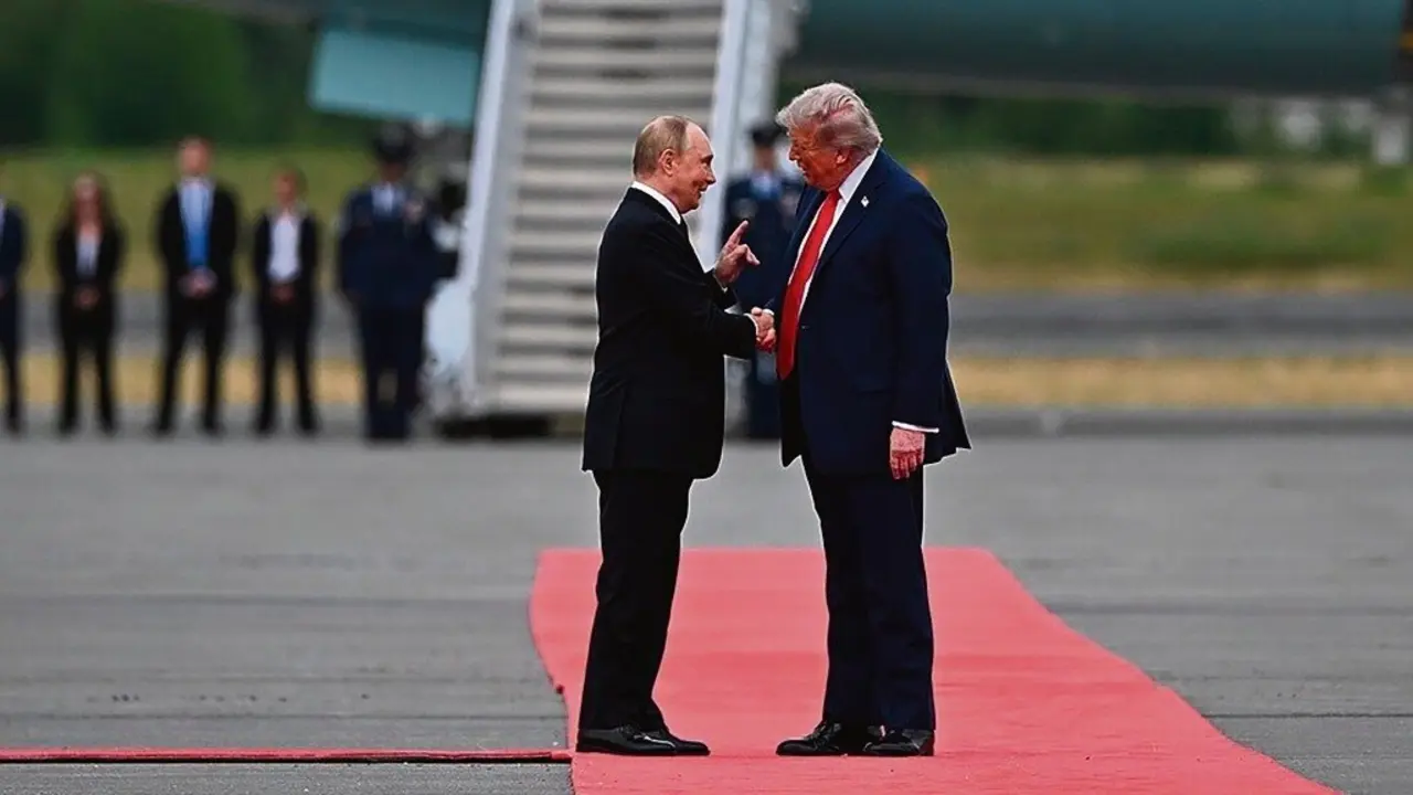 Vladimir Putin e Donald Trump en Alaska. (Foto: Sergey Bobylev / Kremlin / DPA)