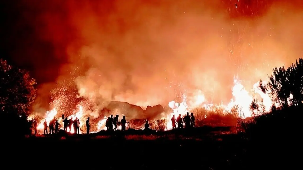 Veci&ntilde;anza do Canizo traballando na extinci&oacute;n do incendio. (Foto: Raquel Rodr&iacute;guez)