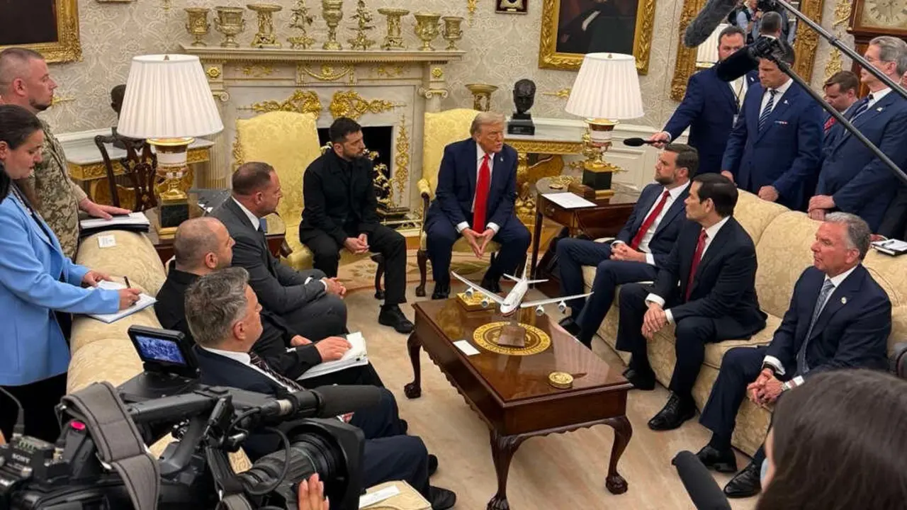 O presidente ucra&iacute;no, Volodimir Zelenski, e o estadounidense, Donald Trump (no centro da imaxe), o 18 de agosto de 2025 na Casa Branca. (Foto: Casa Branca)