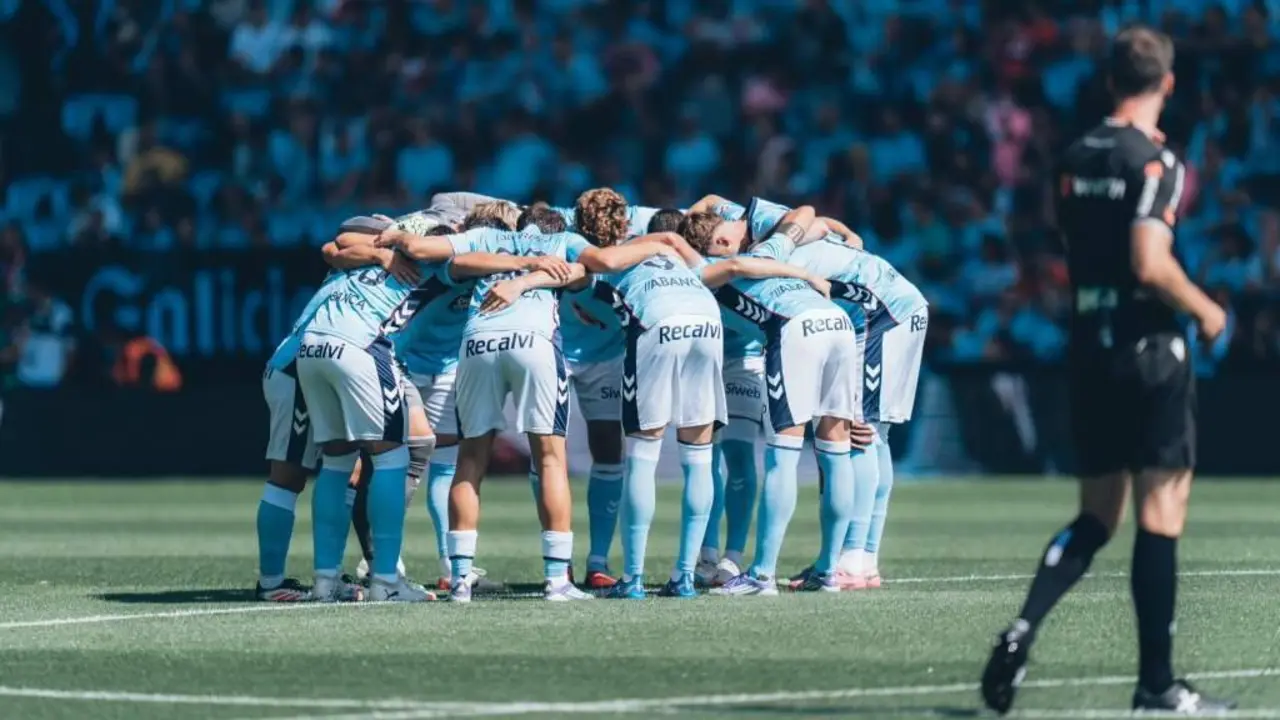 Os xogadores do Celta unidos antes de comezar o partido do domingo contra o Xetafe e o &aacute;rbitro Iosu Galech en primeiro termo. (Foto: RC Celta)