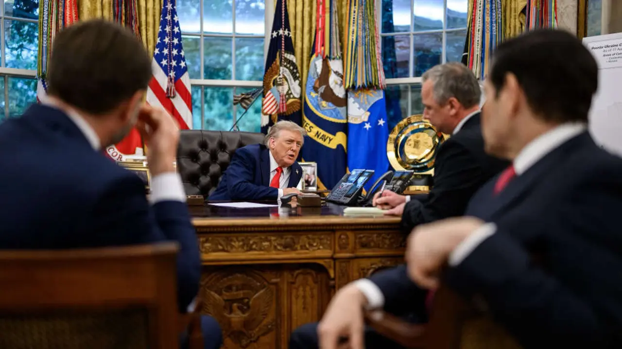 O presidente dos Estados Unidos, Donald Trump, durante a chamada co seu hom&oacute;logo ruso, Vladimir Putin, nunha imaxe difundida o 19 de agosto de 2025. (Foto: Casa Branca)