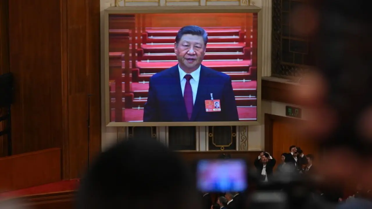 O presidente da China, Xi Jinping, nunha intervenci&oacute;n ante os medios retransmitida por televisi&oacute;n. (Foto: Johannes Neudecker / dpa)