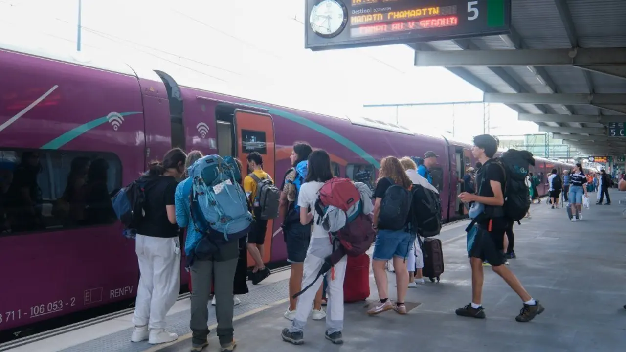 Tren Avlo este 20 de agosto da estaci&oacute;n intermodal de Compostela. (Foto: Arxina)