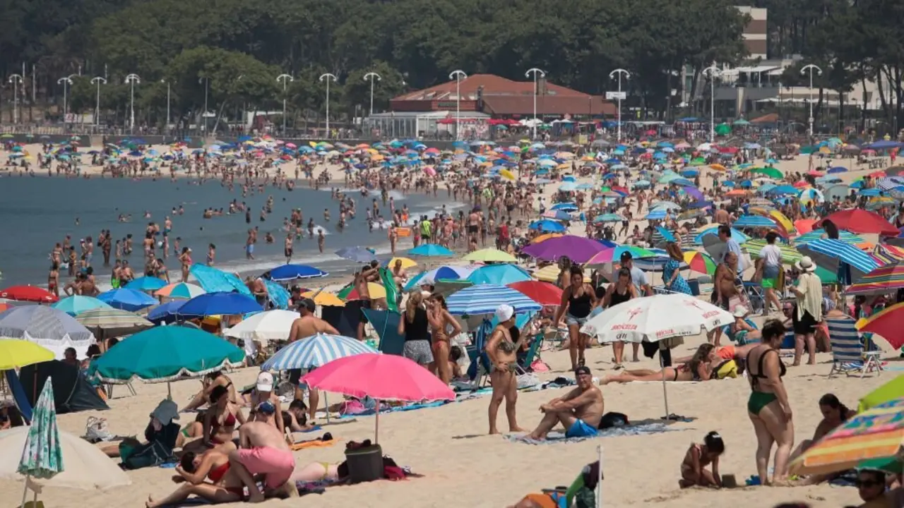 Ba&ntilde;istas na praia de Samil, en Vigo, o 5 de agosto. (Foto: Adri&aacute;n Irago / Europa Press)