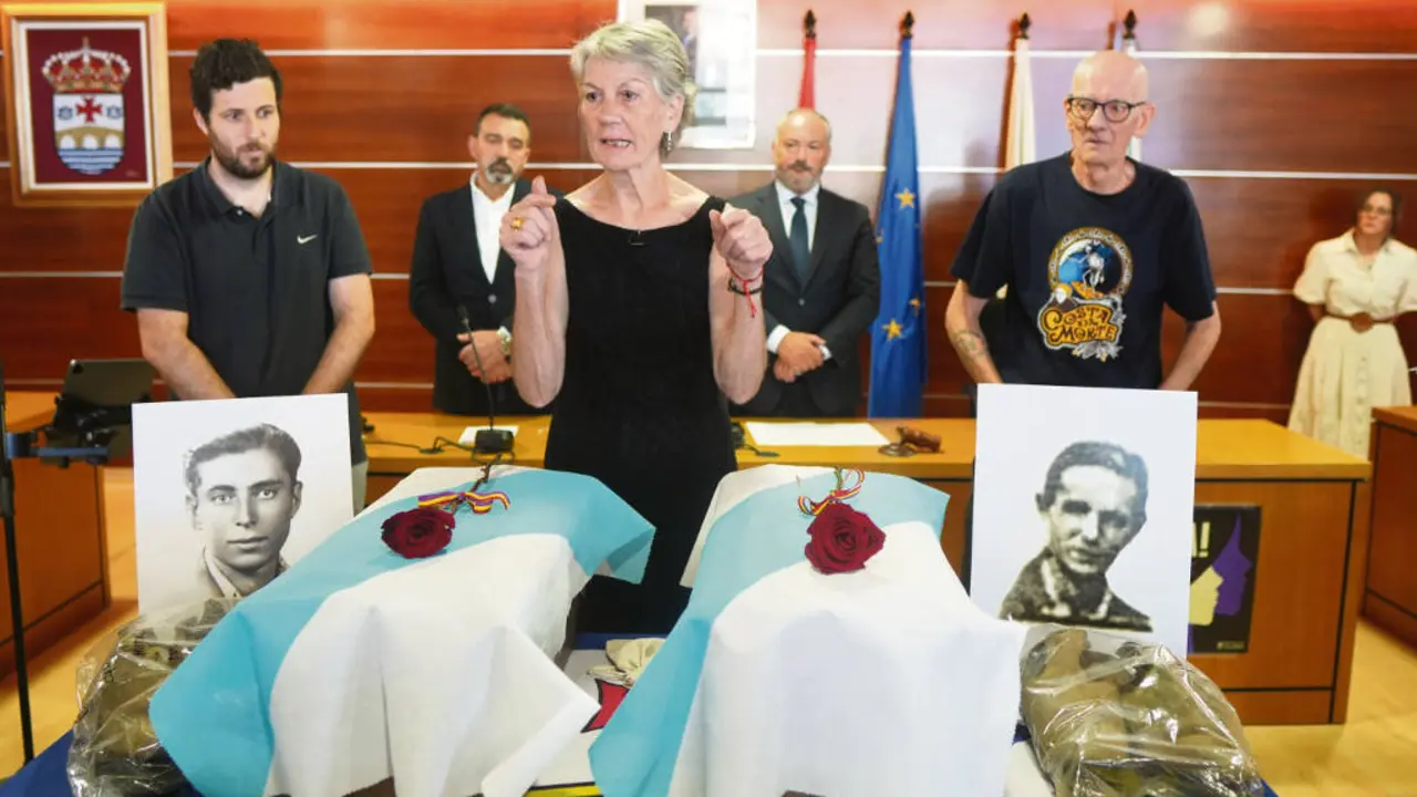 Familiares de Jos&eacute; Gal&aacute;n N&uacute;&ntilde;ez y Manuel Ramiro Souto recogen los restos mortales de los dos miembros de la guerrilla antifranquista asesinados en 1952 en Mes&iacute;a, en el Ayuntamiento de Culleredo, a 25 de agosto de 2025, en Culleredo, A Coru&ntilde;a, Galicia (Espa&ntilde;a). El Ayuntamiento de Culleredo y la Asociaci&oacute;n para la Recuperaci&oacute;n de la Memoria Hist&oacute;rica, de acuerdo con las familias, han celebrado este homenaje y entrega de los cuerpos de Jos&eacute; Gal&aacute;n N&uacute;&ntilde;ez y Manuel Ramiro Souto, naturales de la parroquia de Almeiras en Culleredo, miembros de la guerrilla antifranquista asesinados el 22 de junio de 1952 en Visanto&ntilde;a (Mes&iacute;a). Los cuerpos fueron exhumados en agosto de 2024.

Gustavo de la Paz / Europa Press
25 AGOSTO 2025;ANTIFRANQUISMO;MEMORIA;ASESINATO;GUERRA CIVIL
25/8/2025
