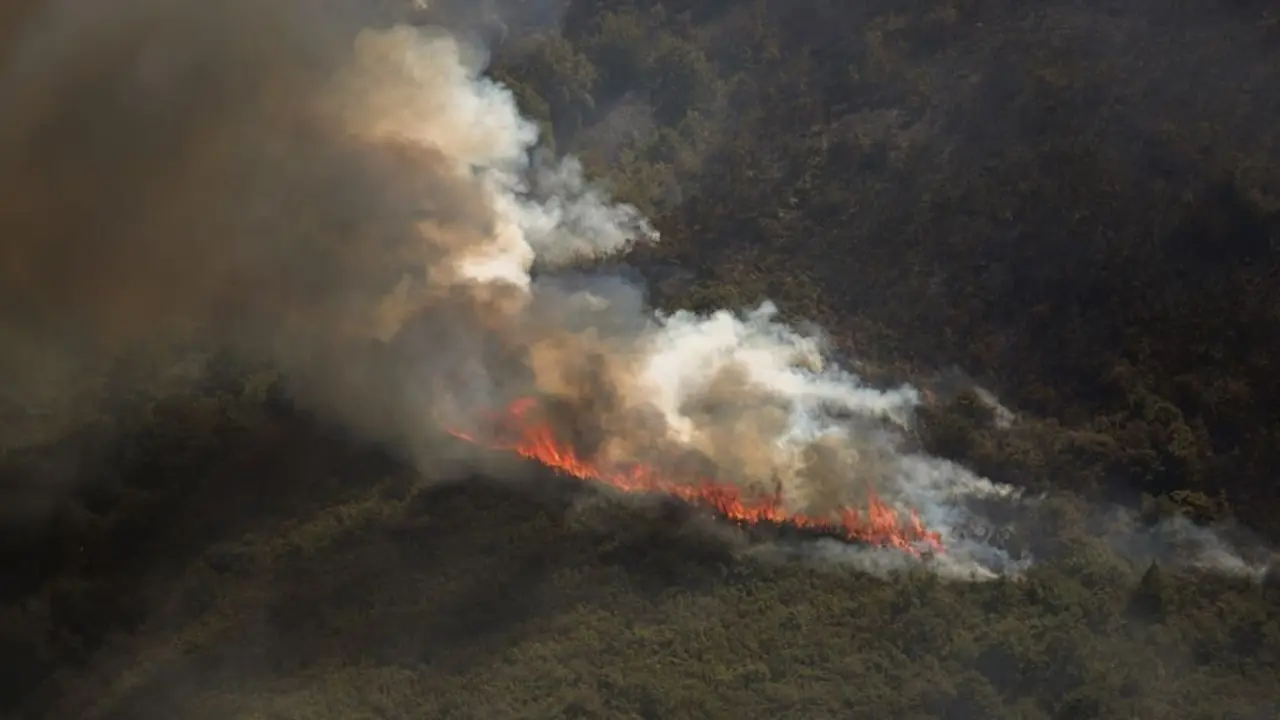 EuropaPress_6915486_efectivos_aereos_bomberos_labores_extincion_incendio_avion_25_agosto_2025 (1)