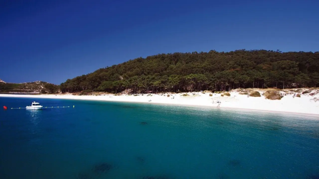 A Praia de Rodas e a illa de Monteagudo, no arquip&eacute;lago vigu&eacute;s das C&iacute;es. (Foto: Arturo Nikolai)