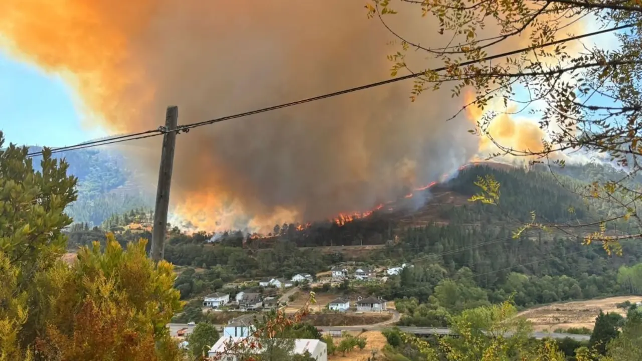Incendio na Pobra do Broll&oacute;n. (Foto: Marina / Incendios.gal)