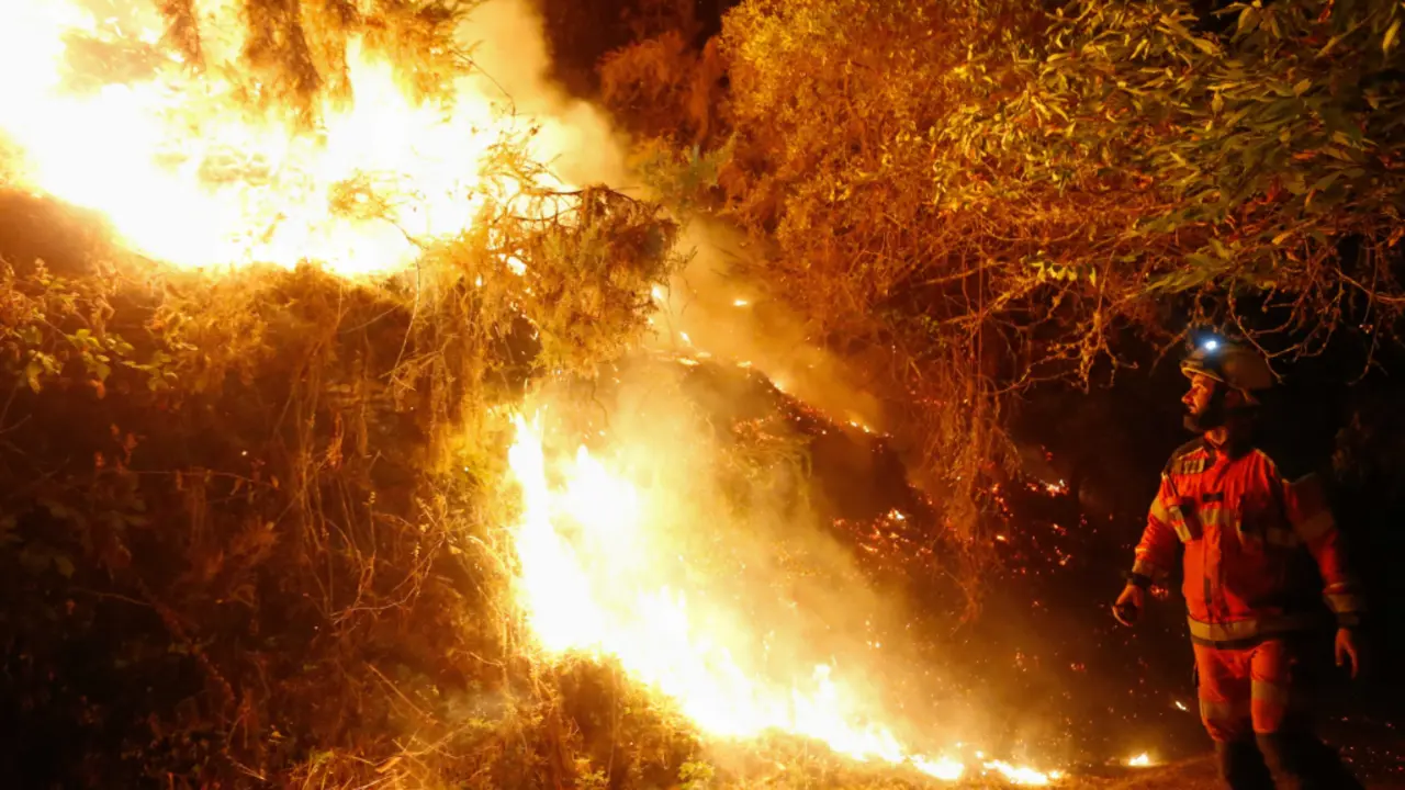 Persoal do operativo antiincendios traballa nos labores de extinci&oacute;n do lume, a 25 de agosto de 2025, na Pobra do Broll&oacute;n (Terra de Lemos). (Foto: Carlos Castro / Europa Press)
