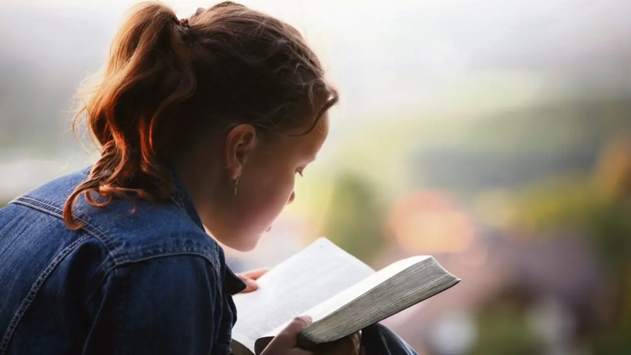 Polas tardes leo os libros que me deixara o meu mestre fuxido. (Foto: Lvdesign)