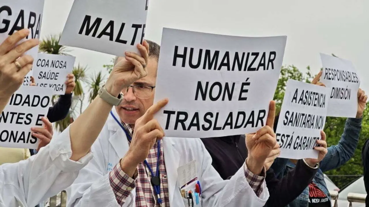 Protesta de doentes e persoal sanitario do Hospital da Mari&ntilde;a en defensa dunha sanidade de proximidade o pasado mes de maio. (Foto: N&oacute;s Diario)
