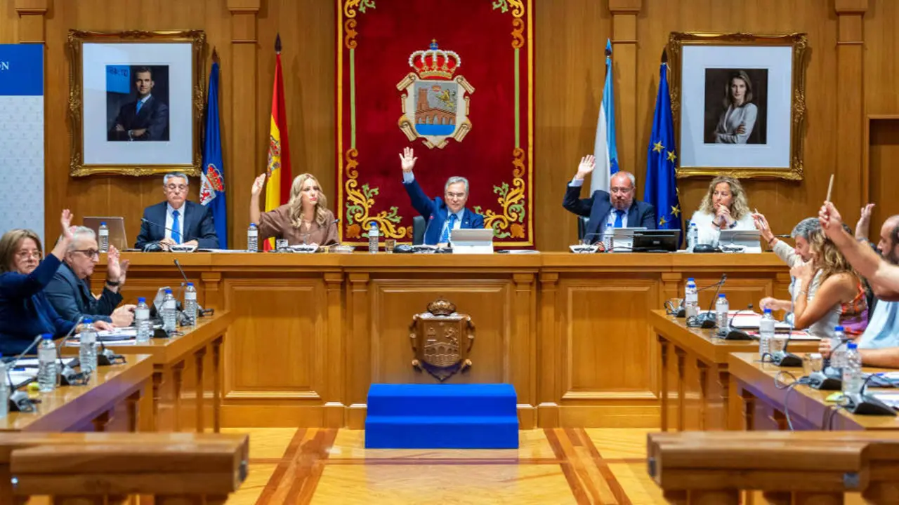 Pleno extraordinario no mes de agosto da Deputaci&oacute;n Ourense. Asisiten Lu&iacute;s Menor P&eacute;rez (Presidente Deputaci&oacute;n); Marta N&oacute;voa Iglesias (VicePresidenta 1&ordf;), Cesar Fern&aacute;ndez Gil (VicePresidente 2&ordm;), Placido &Aacute;lvarez Doba&ntilde;o (VicePresidente 3&ordm;), Rosendo Fern&aacute;ndez (Deputado PPOU), Jorge Pumar Tesouro (Deputado PPOU), Jos&eacute; Miguel P&eacute;rez Blecua (Deputado PPOU), Manuel Seoane Rodr&iacute;guez (Deputado PPOU), Patricia Torres Madureira (Deputado PPOU), Mar&iacute;a del Carmen Gonz&aacute;lez Quintela  (Deputada PPOU), Jos&eacute; Mar&iacute;a Lago Cabo (Deputado PPOU), Mar&iacute;a Teresa Barge Bello (Deputada PPOU), Emilio Luis D&iacute;az Vidal (Deputado PSOE), Xos&eacute; Carlos Valc&aacute;rcel Doval (Deputado PSOE), Diego Fern&aacute;ndez Nogueira (Deputado PSOE), Susana Rodr&iacute;guez Est&eacute;vez (Deputada PSOE), Marina Vaz Quintill&aacute;n (Deputada PSOE), &Aacute;lvaro Vila Araujo (Deputado PSOE), Sherezade N&uacute;&ntilde;ez Rodr&iacute;guez (Deputada PSOE); Antonio Fern&aacute;ndez Mart&iacute;n (Deputado DO), Gonzalo P&eacute;rez J&aacute;come (Deputado DO), Rafael Mart&iacute;nez Cachafeiro (Deputado DO), Bernardo Varela L&oacute;pez (Deputado BNG), Xos&eacute; Manuel Puga Gonz&aacute;lez (Deputado BNG), Mar&iacute;a Jos&eacute; Mangana Guede (Deputada BNG), M&oacute;nica Legaspi (Interventora Deputaci&oacute;n Ourense) e Juan Marquina (Secretario Deputaci&oacute;n Ourense).