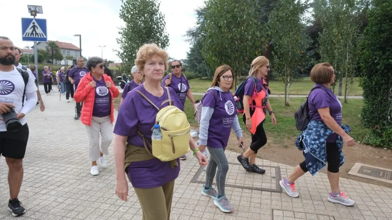Chegada das persoas que participan desta andaina a Compostela, onte, a primeira hora da ma&ntilde;&aacute;. (Foto: Arxina)