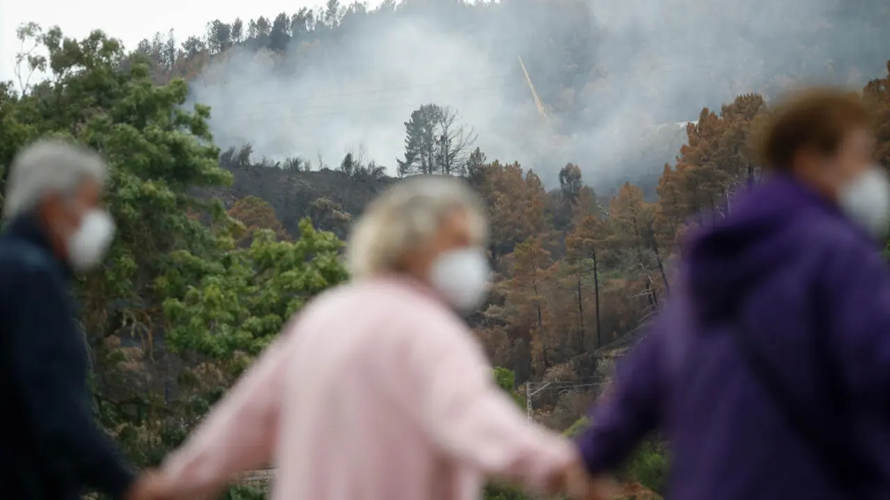 Pet&iacute;n, Ourense. Manifestaci&oacute;n de los vecinos de Pet&iacute;n y A R&uacute;a para exigir una soluci&oacute;n al vertedero que arde de forma descontrolada desde los incendios de hace m&aacute;s de 2 semanas. El incendio de Larouco caus&oacute; la quema, a la que m&aacute;s de mil vecinos han exigido a la Xunta de Galicia que les de una soluci&oacute;n.