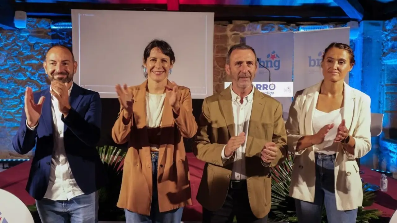 Adri&aacute;n Silva, Ana Pont&oacute;n, Xos&eacute; Manuel Fern&aacute;ndez Abraldes e Andrea P&eacute;rez, este 30 de agosto en Barro. (Foto: Arxina)