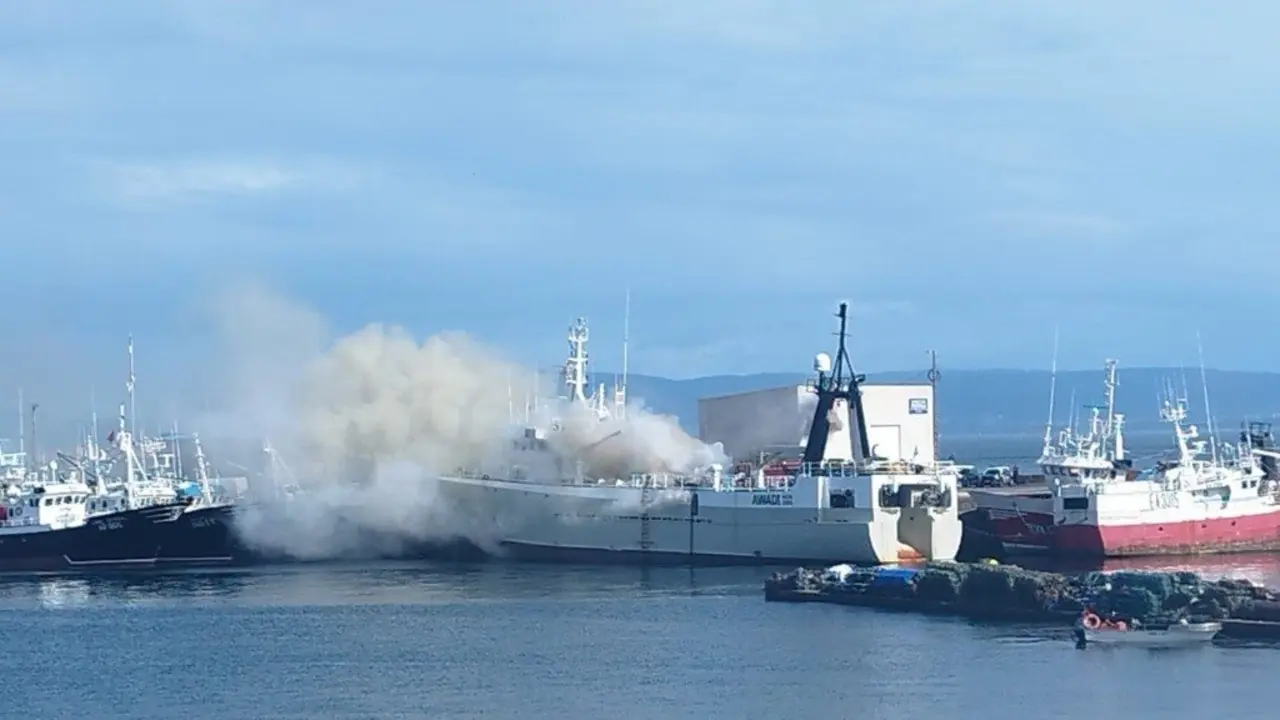 Incendio nun barco no porto de Ribeira. (Foto: N&oacute;s Diario)