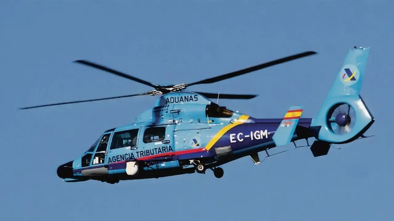 Helic&oacute;ptero do modelo 'Dauphin' do Servizo de Vixilancia Aduaneira. (Foto: Axencia Tributaria)