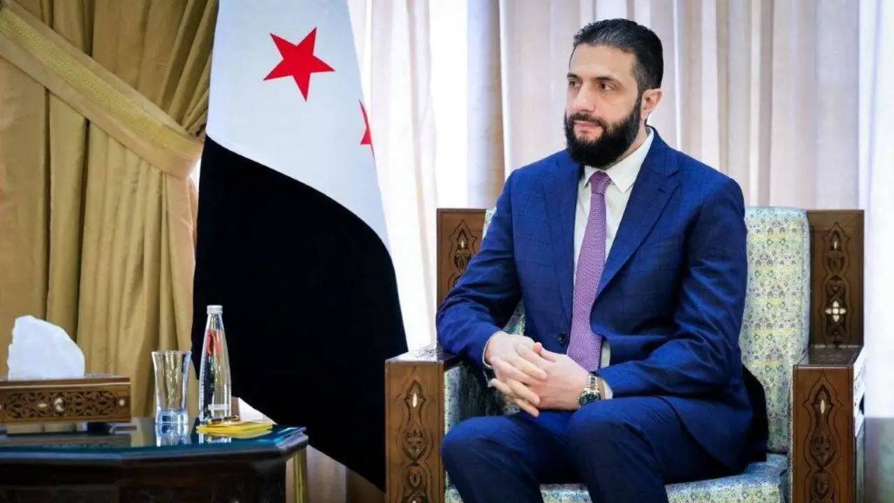 O presidente sirio Ahmed al-Sharaa durante unha recepci&oacute;n oficial o pasado mes de agosto. (Foto: Axencia de Noticias &Aacute;rabe Siria v&iacute;a APA Imaxes v&iacute;a ZUMA Press Wire / dpa)
