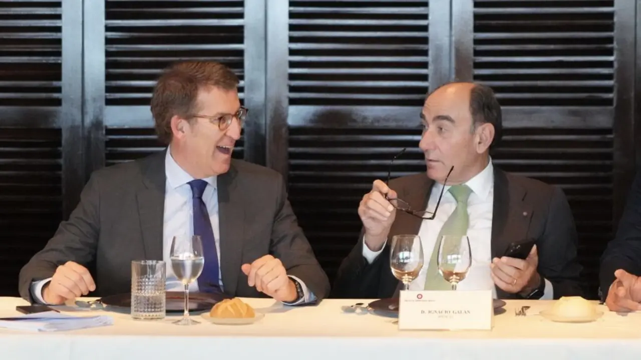 Alberto N&uacute;&ntilde;ez Feixoo (PP) e Ignacio S&aacute;nchez Gal&aacute;n (Iberdrola) durante unha reuni&oacute;n co C&iacute;rculo de Empresarios Vascos en 2022. (Foto: H. Bilbao / Europa Press)