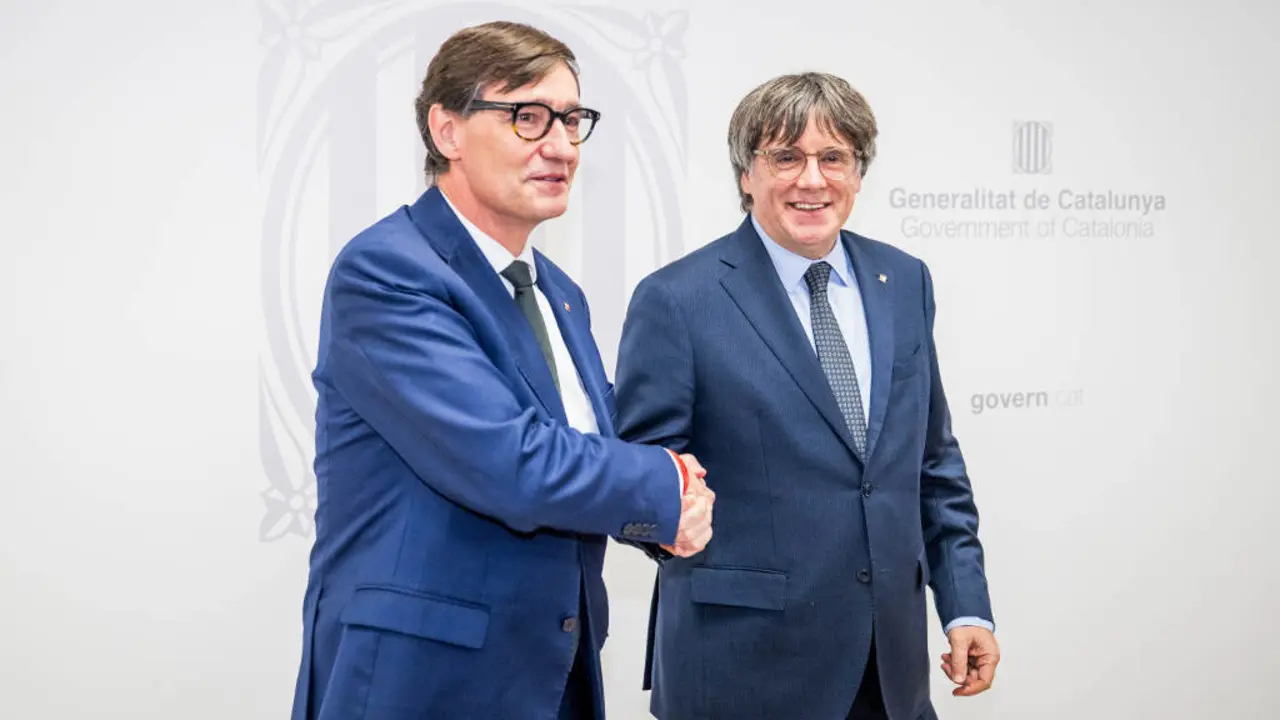 O l&iacute;der de Catalunya, Salvador Illa (PSC-PSOE), e o ex president Carles Puigdemont (Junts), o 2 de setembro de 2025 en Bruxelas (B&eacute;lxica). (Foto: Jasper Jacobs / Europa Press)