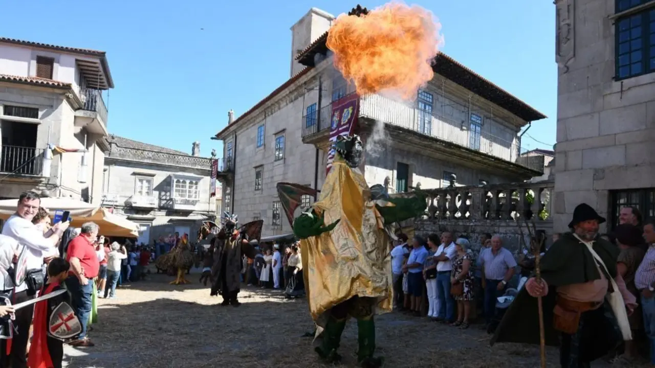 Un 'drag&oacute;n' botando lume e unha embarcaci&oacute;n navegando polo r&iacute;o L&eacute;rez. (Foto: Concello de Pontevedra)