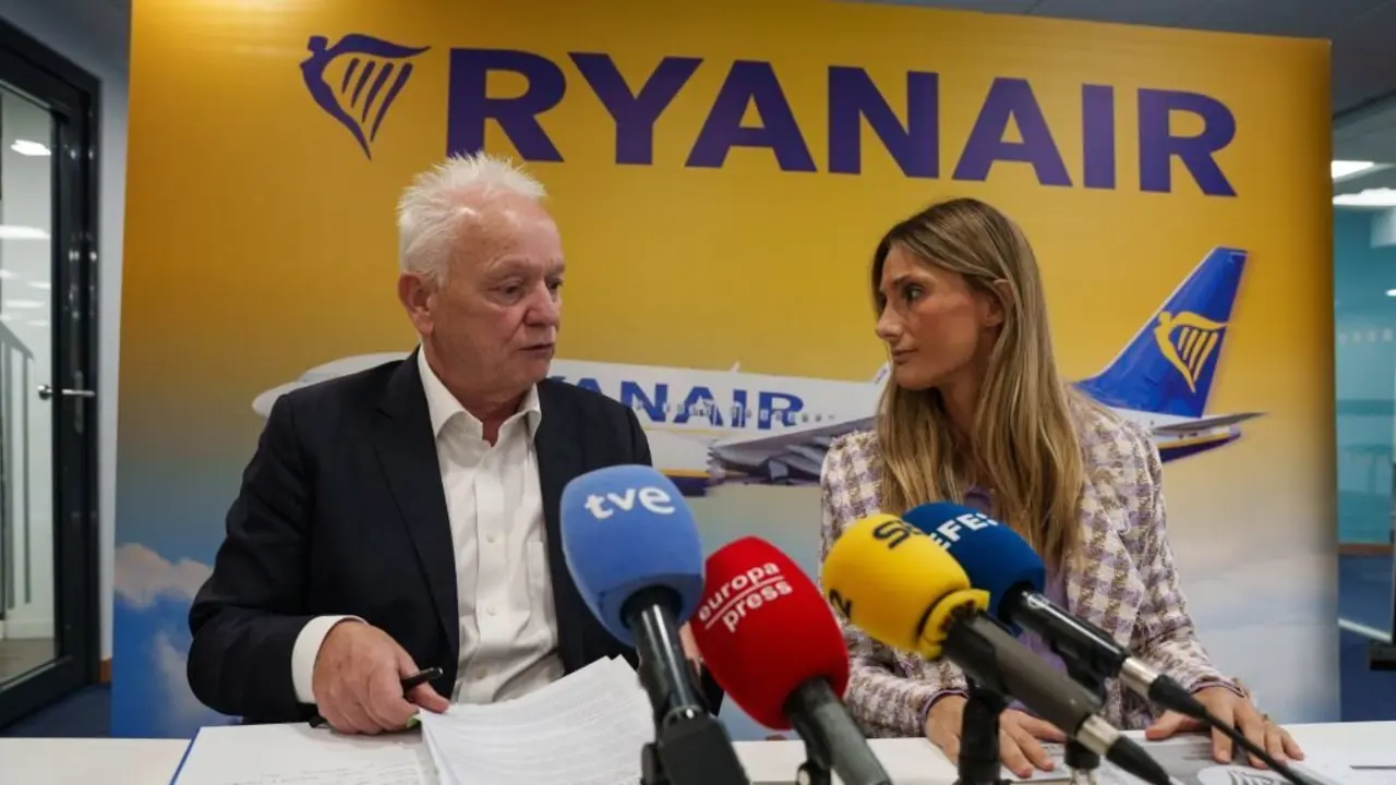 O CEO da aeroli&ntilde;a irlandesa, Eddie Wilson, e a respons&aacute;bel de comunicaci&oacute;n de Ryanair no Estado espa&ntilde;ol, Alejandra Ruiz. (Foto: Matias Chiofalo / Europa Press)