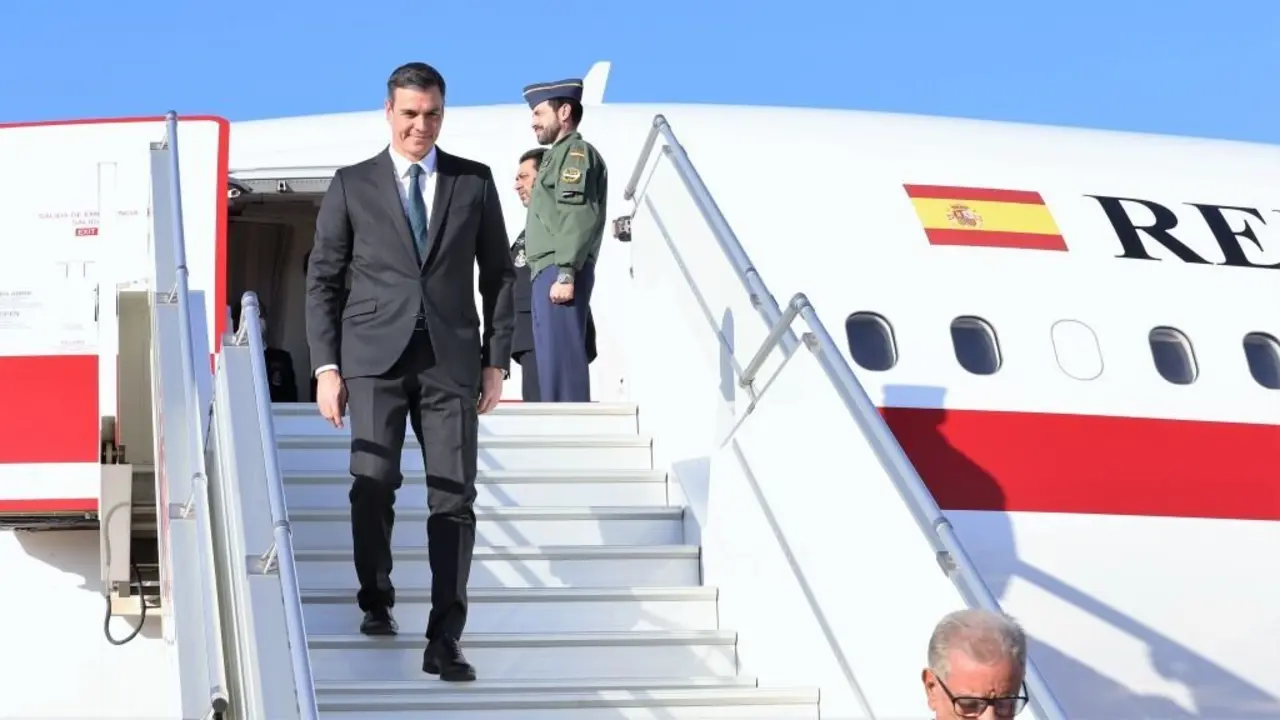 Pedro S&aacute;nchez baixando do avi&oacute;n presidencial. (Foto: Sarah Kaichouh)