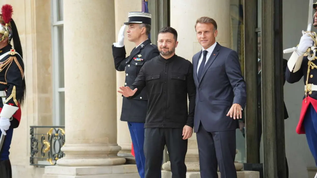 Os presidentes de Ucra&iacute;na, Volodimir Zelenski, e Francia, Emmanuel Macron, o 4 de setembro de 2025 no Elisio antes do cumio sobre as garant&iacute;as de seguridade a K&iacute;iv. (Foto: Ana L&oacute;pez Garc&iacute;a / Europa Press)