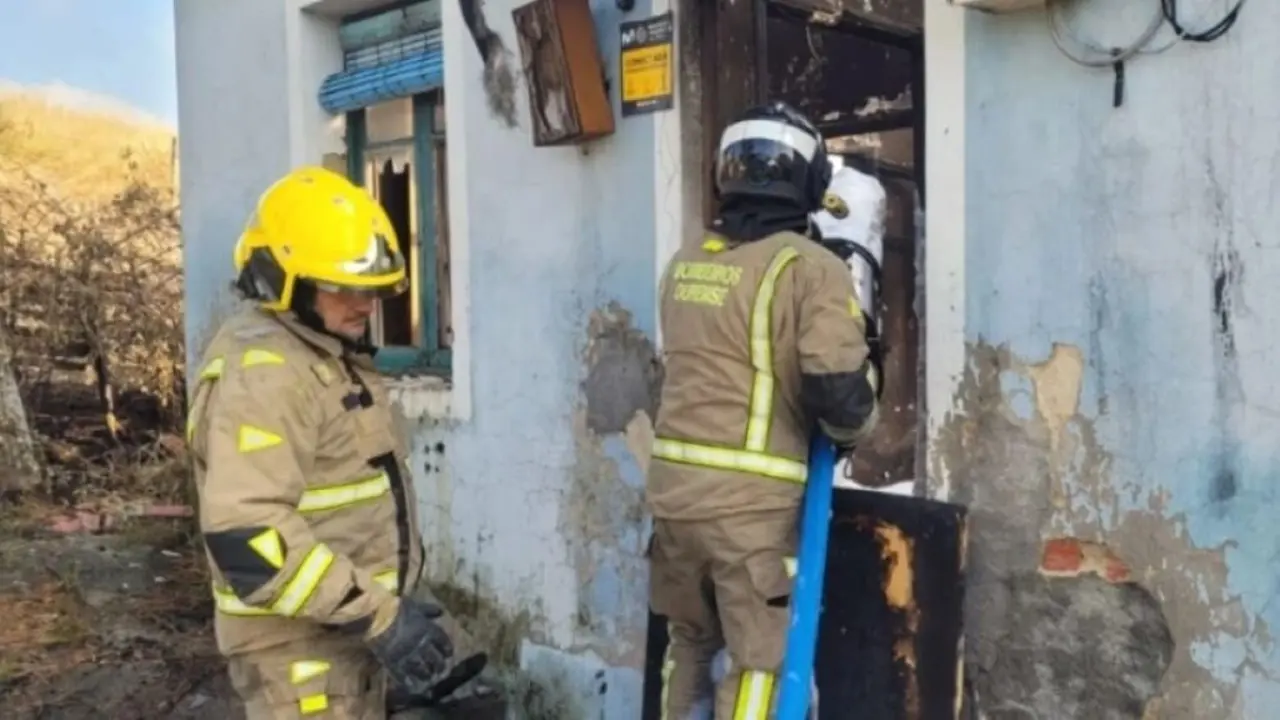 Dous bombeiros municipais de Ourense durante unha intervenci&oacute;n. (Foto: Bombeiros Ourense)
