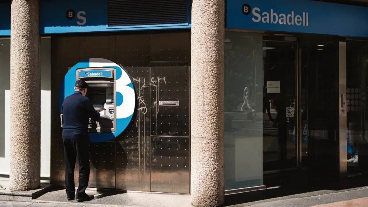 Un home retirando cartos dun caixeiro do Banco Sabadell. (Foto: Diego Radam&eacute;s / Europa Press)