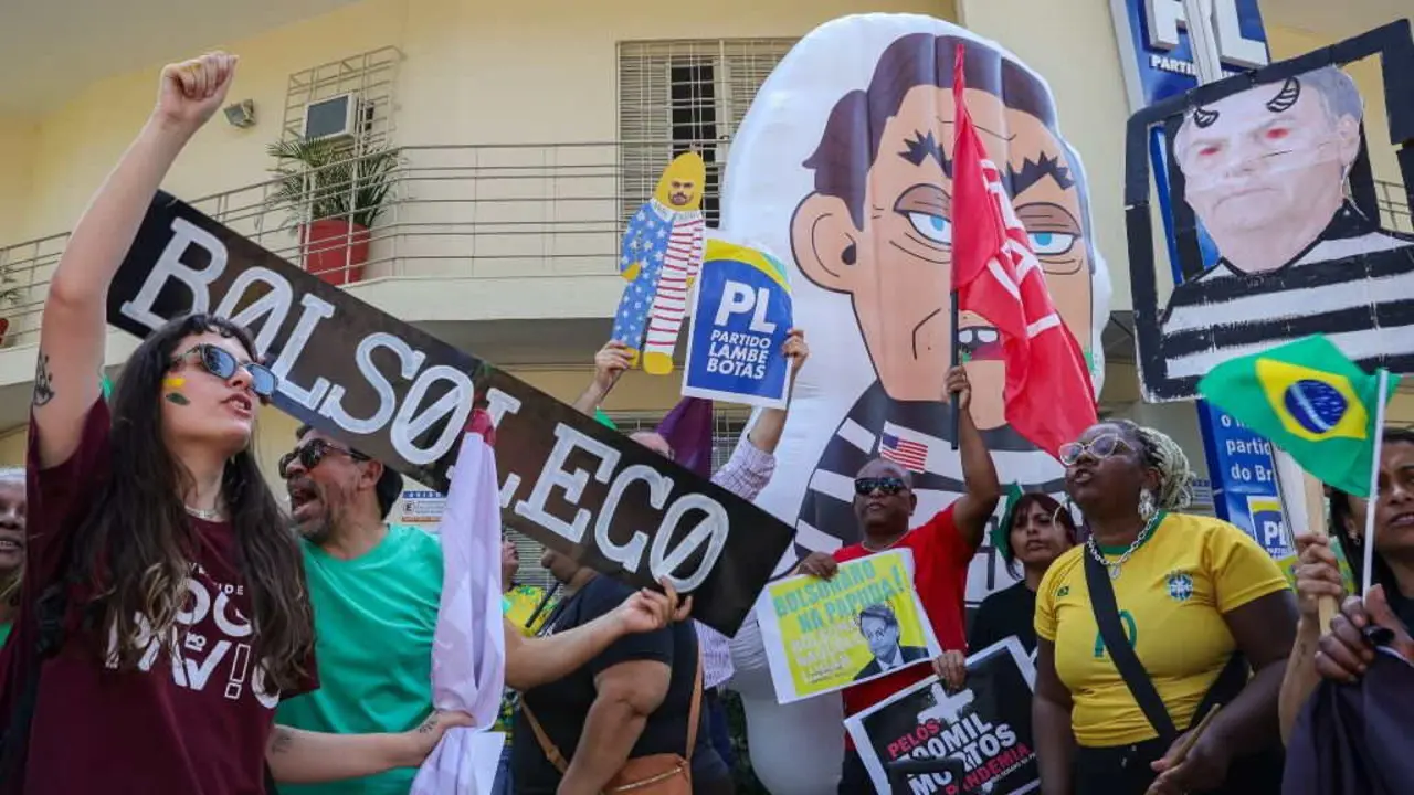 Manifestaci&oacute;n contra o ex presidente Jair Bolsonaro, xulgado no Tribunal Supremo desde o 2 de setembro. (Foto: Allison Sales / dpa)