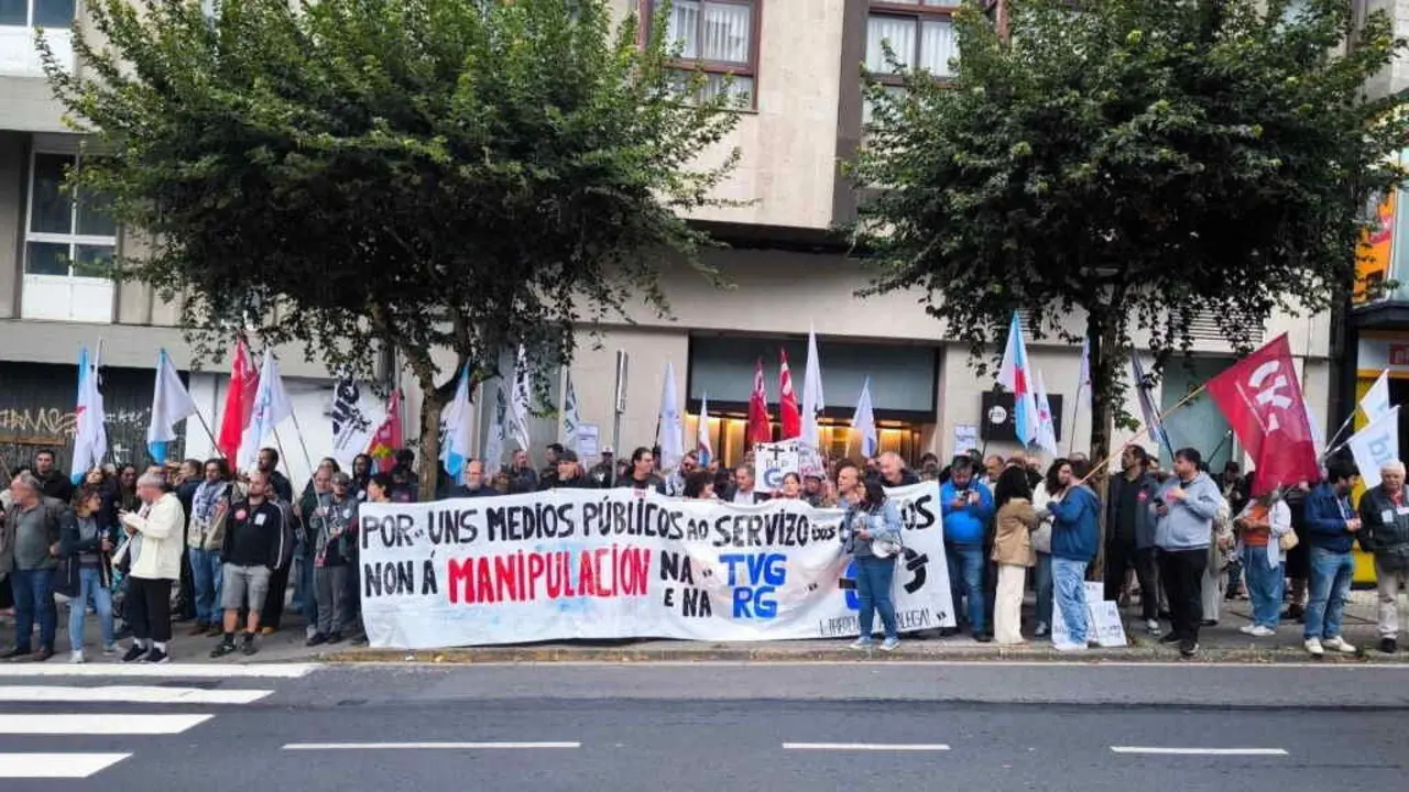 Concentraci&oacute;n &aacute;s portas do Parlamento da Galiza en defensa duns medios p&uacute;blicos "ao servizo do pobo". (Foto: Europa Press)