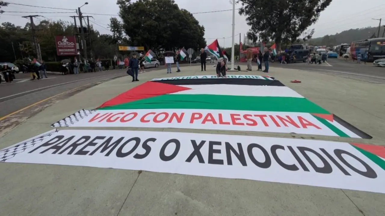 Mural en apoio a Palestina con motivo da Volta ciclista. (Foto: N&oacute;s Diario)