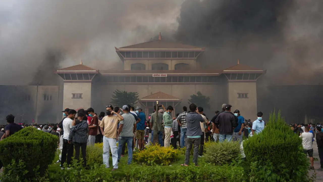 Manifestantes diante do Parlamento do Nepal, en Katmand&uacute;, a capital, que vi&ntilde;an de incendiar, o 9 de setembro de 2025. (Foto: Amit Machamasi / Zuma Press / ContactoFoto)