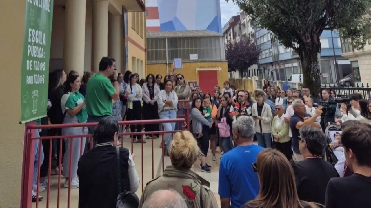 Mobilizaci&oacute;n no CEIP O Grupo de Ribeira o 8 de setembro. (Foto: N&oacute;s Diario)
