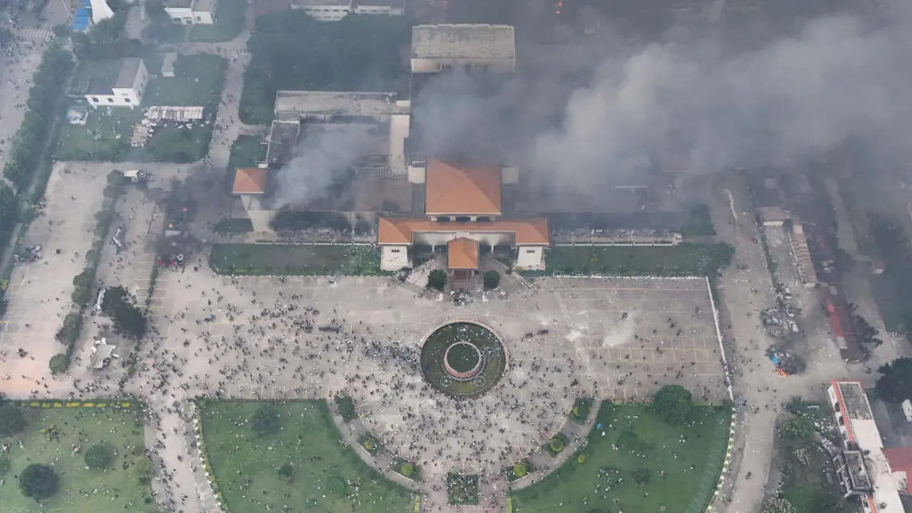 Parlamento federal do Nepal ardendo o 9 de setembro de 2025 no marco dos disturbios no pa&iacute;s. (Foto: Amit Machamasi / ZUMA Press Wire / d / DPA v&iacute;a Europa Press)