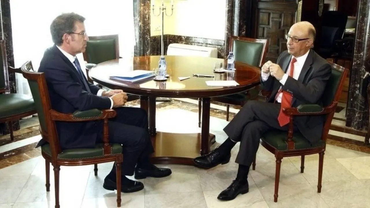 Alberto N&uacute;&ntilde;ez Feixoo e Crist&oacute;bal Montoro durante unha reuni&oacute;n en 2017. (Foto: Europa Press)