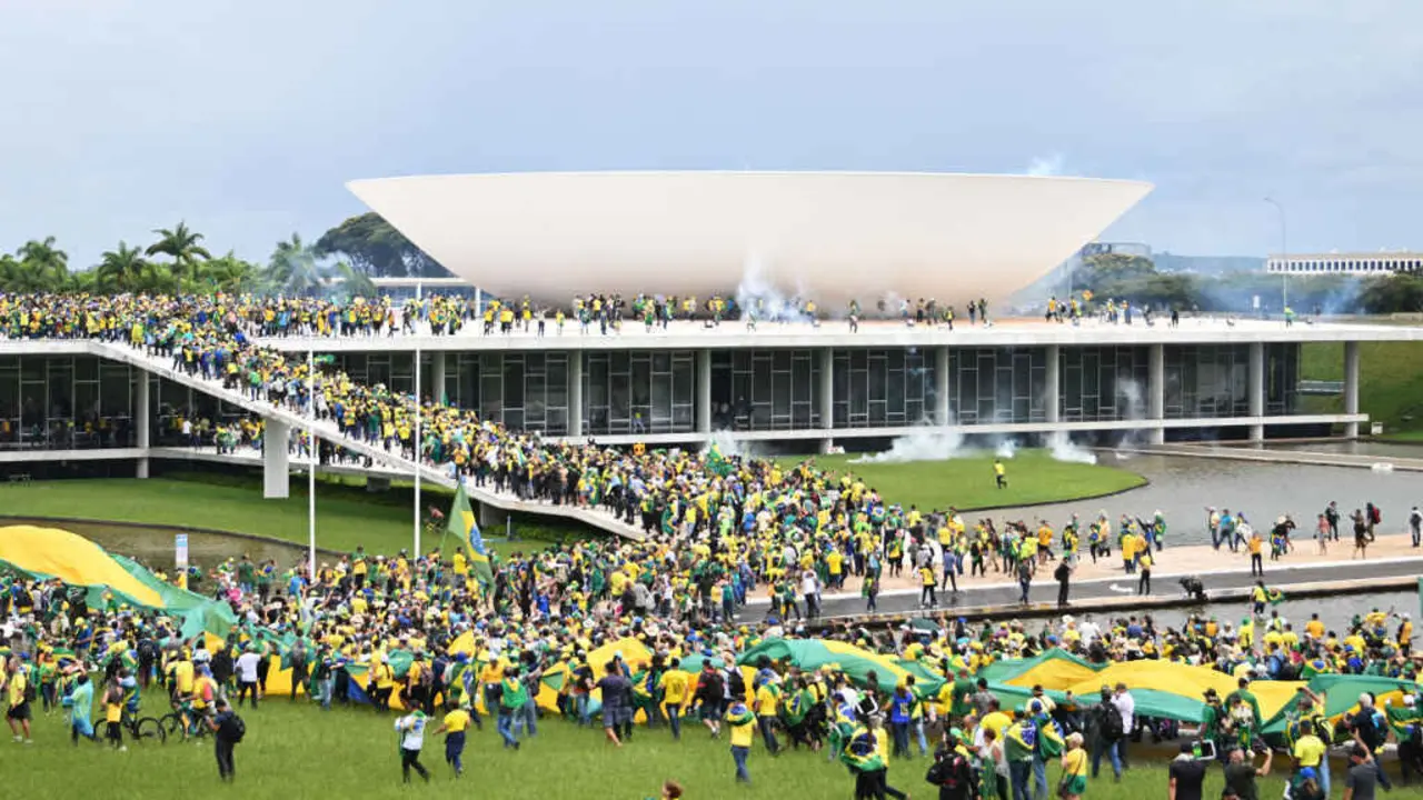 Intento de golpe de Estado no Brasil o 8 de xaneiro de 2023, co asalto &aacute; sedes dos tres poderes do Estado. (Foto: T&eacute;lam)