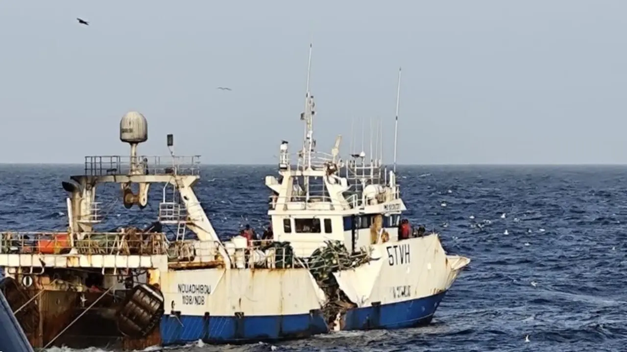 O 'Tafra 3', antes de afundir, co buraco provocado polo choque co 'Right Whale'. (Foto: Europa Press)
