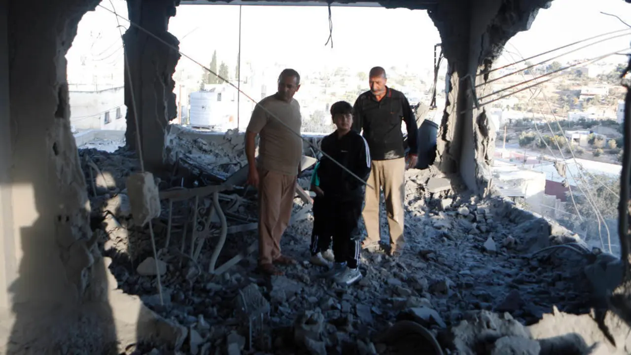 Palestinos inspeccionan o 9 de setembro de 2025 unha casa destru&iacute;da por Israel en Hebr&oacute;n, no territorio palestino de Cisxordania. (Foto: Mamoun Wazwaz / APA Images v&iacute;a ZUMA / DPA v&iacute;a Europa Press)