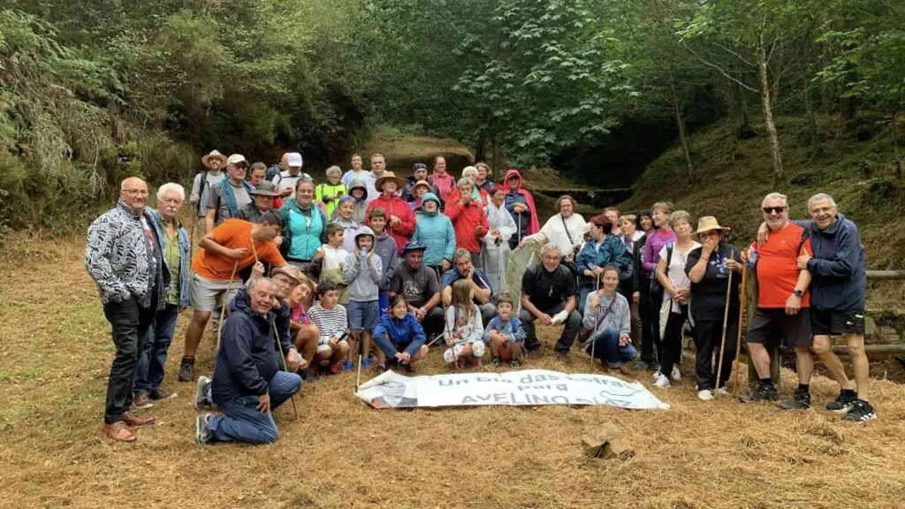 Participantes no roteiro Avelino D&iacute;az reclamaron un 17 de maio para o poeta durante a s&uacute;a andaina.. (Foto: Asociaci&oacute;n Avelino D&iacute;az)