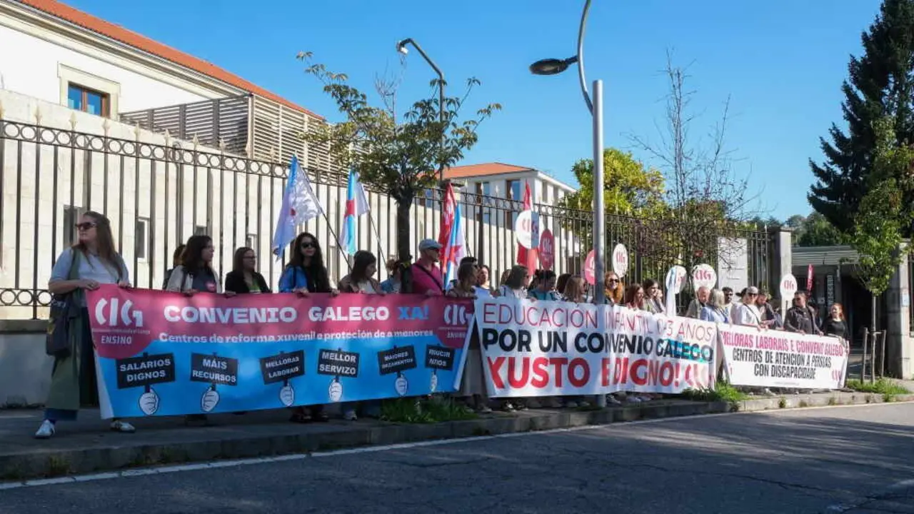 Representantes dos sectores de atenci&oacute;n &aacute; discapacidade, menores e infantil de 0-3, esta cuarta feira, 17 de setembro, en Compostela. (Foto: Arxina)