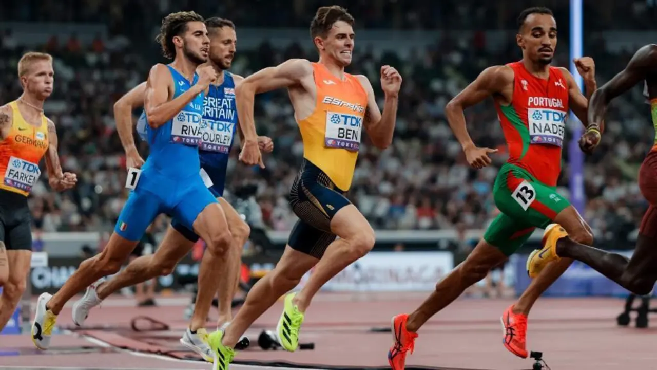Adri&aacute;n Ben, no centro, na final dos 1.500 metros en Toquio. (Foto: Sportmedia)