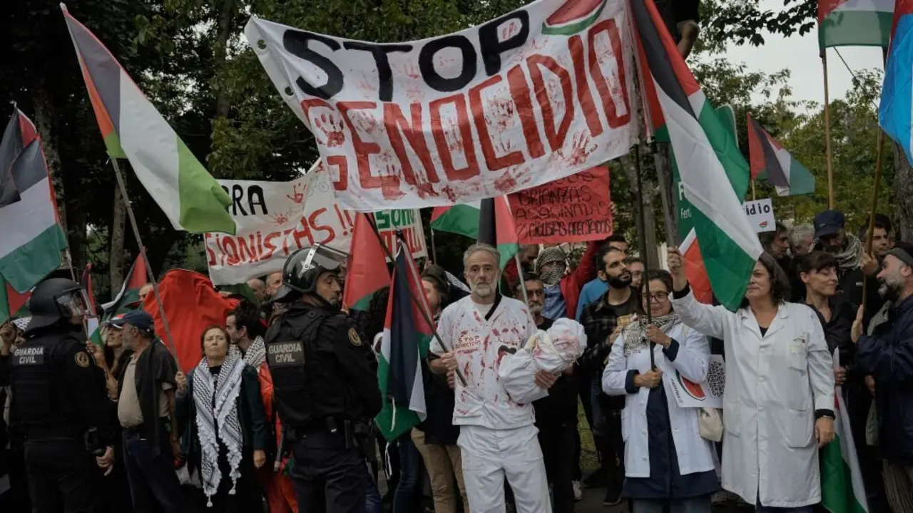 Protestas contra a participaci&oacute;n do Israel-Premier Tech na Volta a Espa&ntilde;a, en Mos, o 9 de setembro. (Foto: Adri&aacute;n Irago / Europa Press)