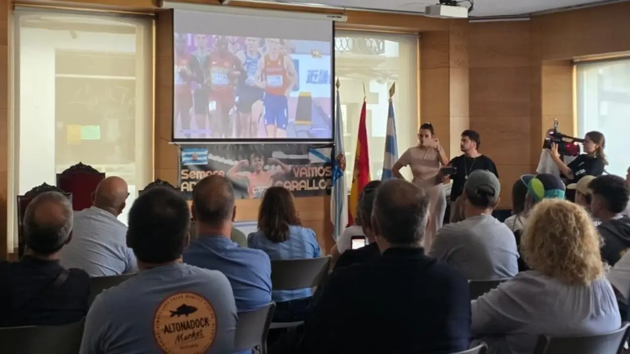 Ducias de persoas seguiron en directo a carreira de Adri&aacute;n Ben desde o Concello de Viveiro, na Mari&ntilde;a. (Foto: Concello de Viveiro)