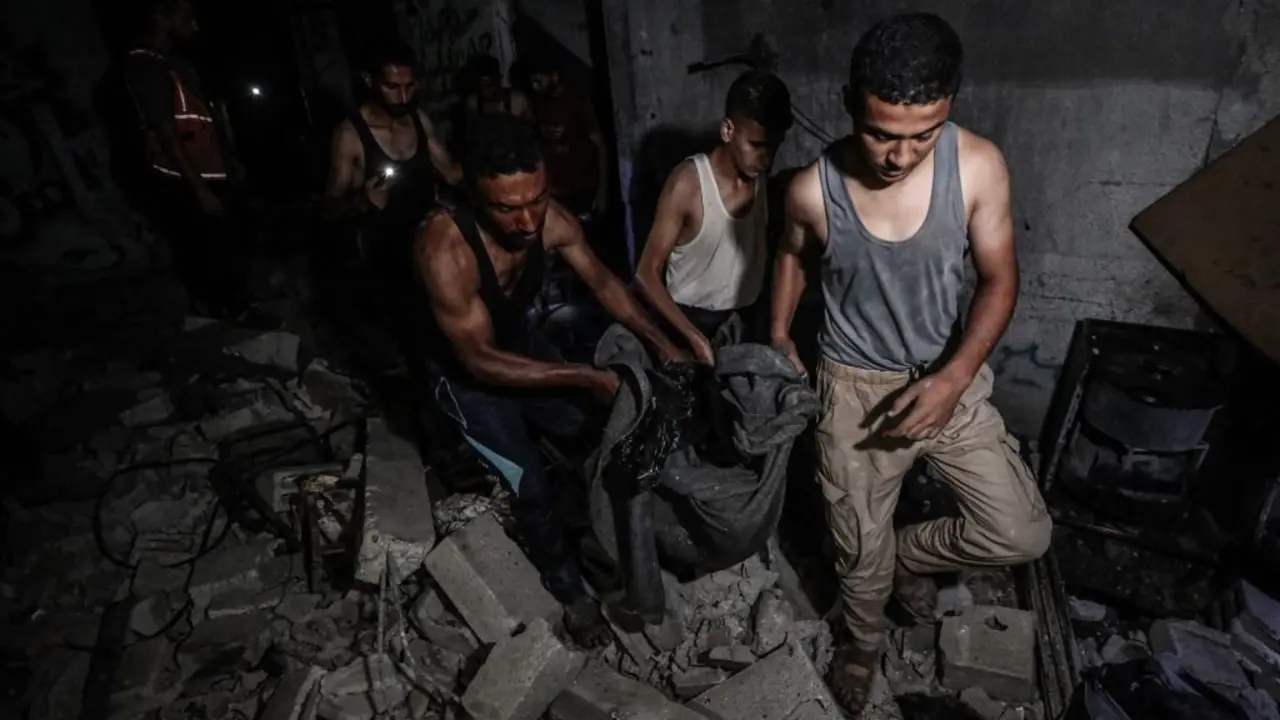 Civ&iacute;s organizados realizando tarefas de rescate nos cascallos, esta quinta feira 18 de setembro. (Foto: Europa Press / Contacto / Moiz Salhi)