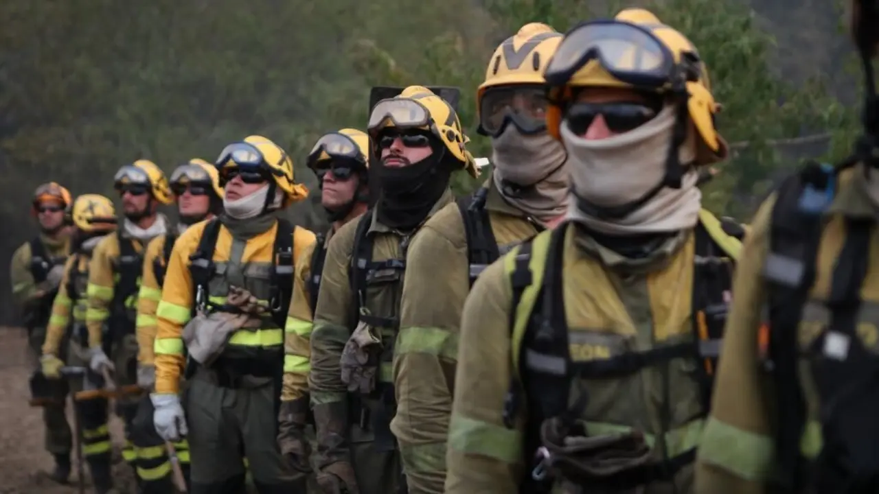 Varios bombeiros no operativo que trata de atallar o incendio de Pant&oacute;n, a quinta feira 18 de setembro. (Foto: Carlos Castro / Europa Press)