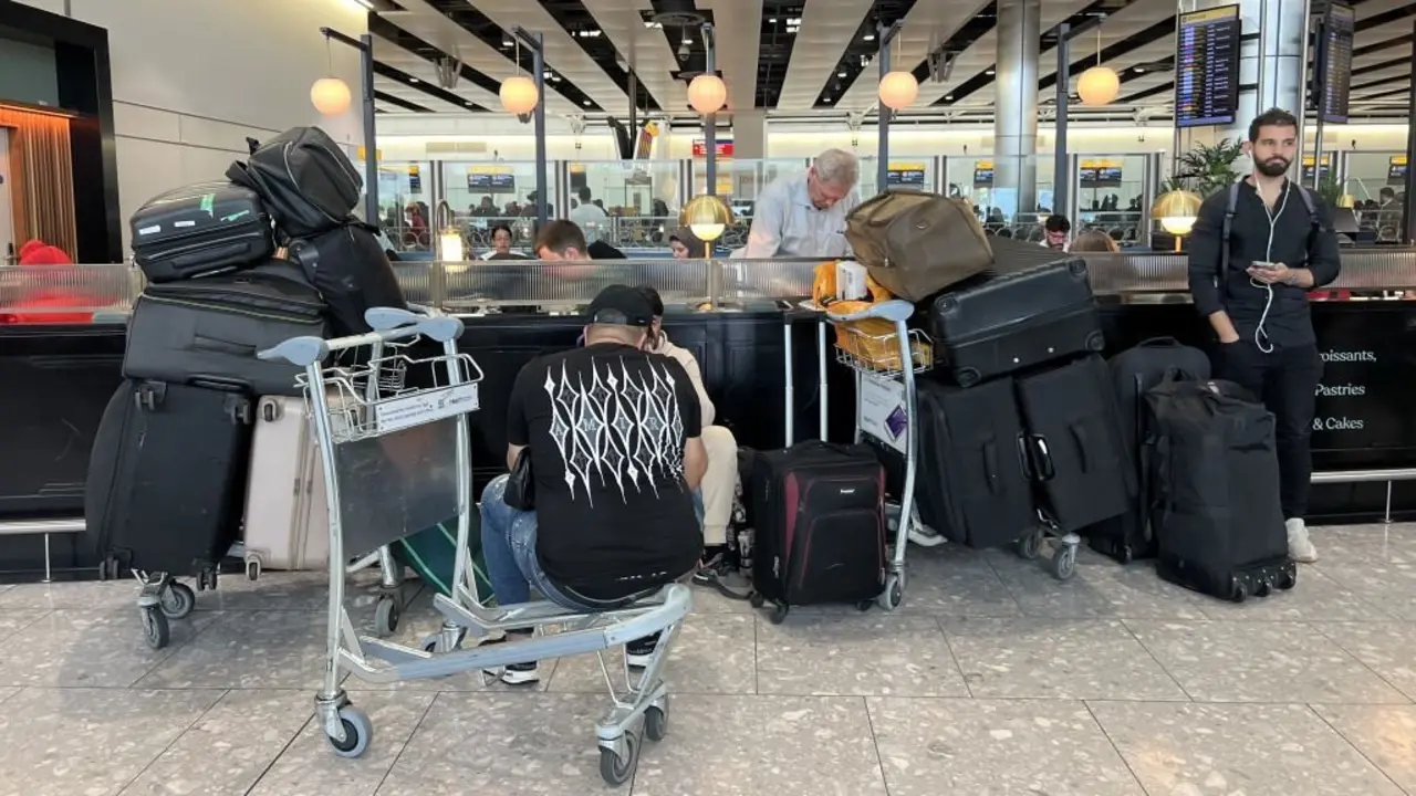 Viaxeiros agardando este domingo no aeroporto de Heathrow, en Londres. (Foto: Maja Smiejkowska / PA Wire / dpa)