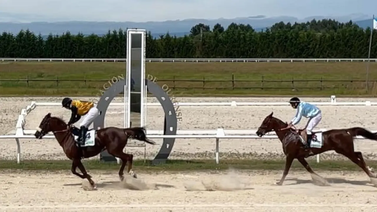 Palombina de Llanes chegando en primeiro lugar en Xinzo. (Foto: Jockey Club Galicia)